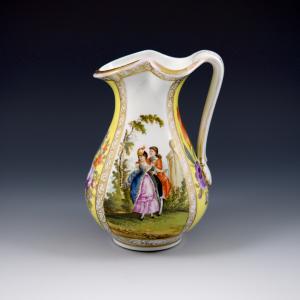 Bule com decoração romântica à Watteau